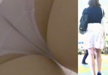 パンチラ盗撮 OLさん 尻に食い込む紫色パンツ丸見え