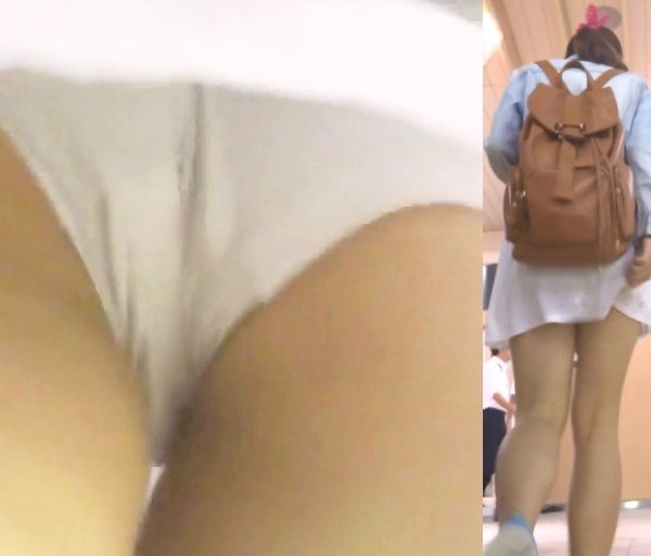パンチラ盗撮 女子大生 階段で白ミニスカに白パンツ