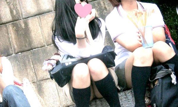 お祭りで座っている制服J〇