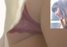 [★顔出し]パンチラ盗撮 女子大生 隣に彼氏がいたけど赤紫色パンツを強引撮影