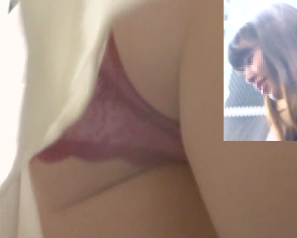 [★顔出し]パンチラ盗撮 女子大生 隣に彼氏がいたけど赤紫色パンツを強引撮影