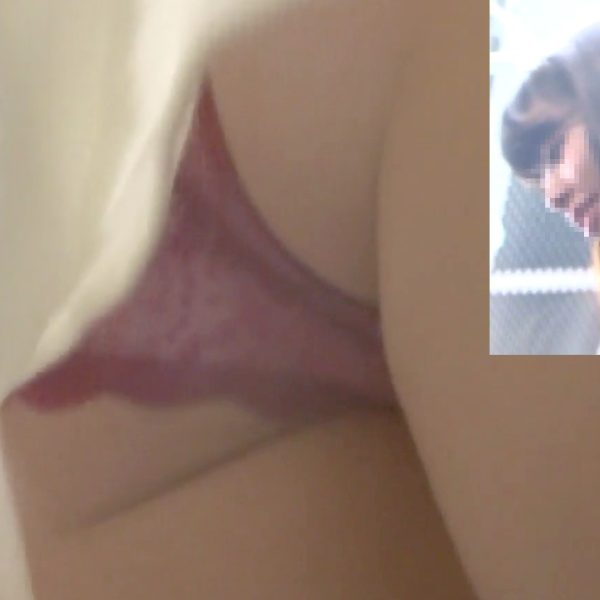[★顔出し]パンチラ盗撮 女子大生 隣に彼氏がいたけど赤紫色パンツを強引撮影