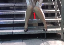 ほろ酔いギャル　無防備なパンチラ