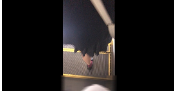 【ぶっかけ未遂】若い娘達に背後から忍び寄る