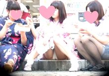 浴衣でも座ってパンチラ