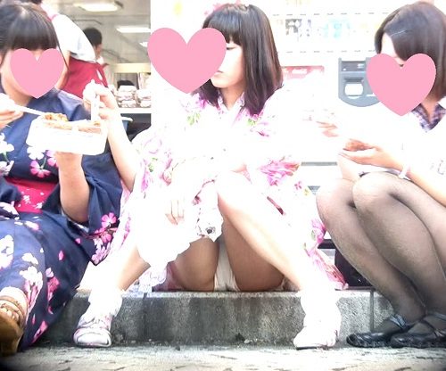 浴衣でも座ってパンチラ