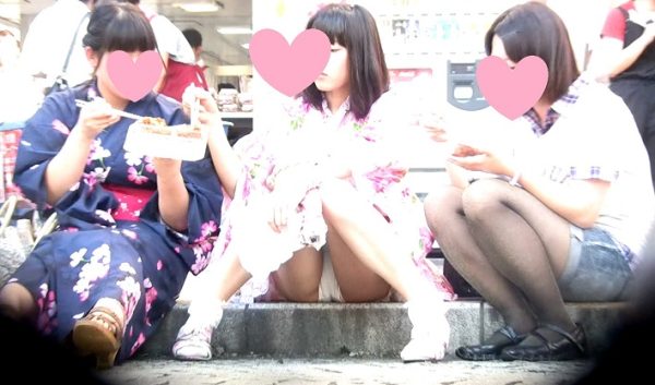 浴衣でも座ってパンチラ