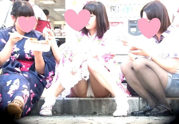 浴衣でも座ってパンチラ