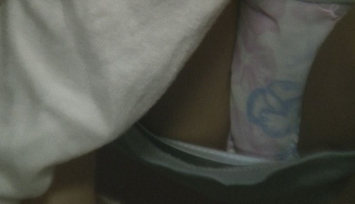 【パンチラ】美形ＯＬさんのパンツと胸元を激撮ッ！大胆に開かれた股間のＶゾーンにご注目。