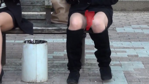 ギャルのエロい生足から覗くパンチラ（2）