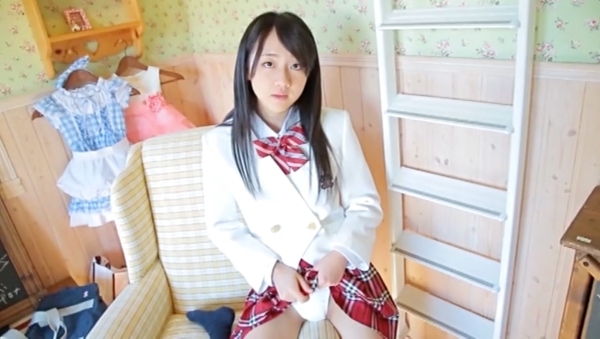 尾崎愛花 Kアイドル パ○チラエロすぎ 露出がすごい　制服　下着　黒ストッキング　ランジェリー　擬似フ○ラ　接写　たくし上げ