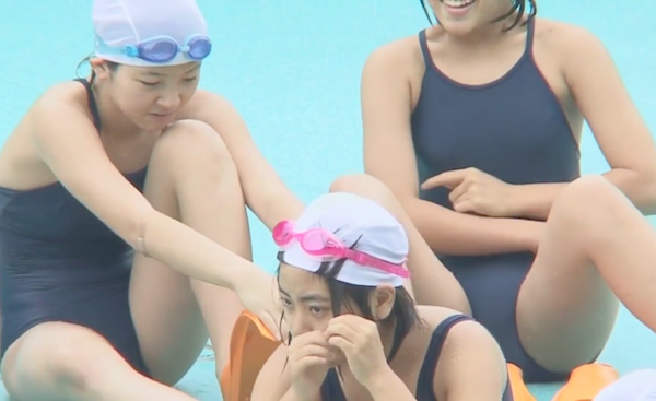スクール水着の少女たちを凝視　2（フルハイビジョン）
