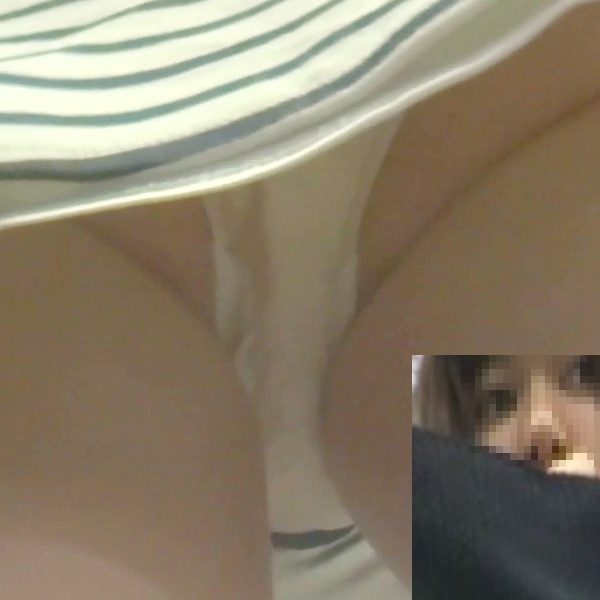 [★顔出し]パンチラ盗撮 女子大生 座り正面パンツとエスカレーターパンツ