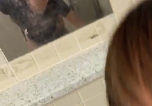 野外公衆トイレで中出し