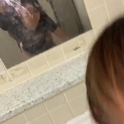 野外公衆トイレで中出し