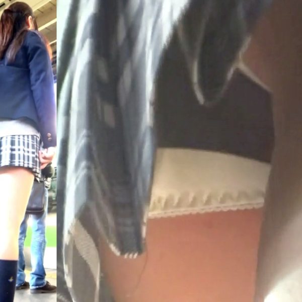 パンチラ盗撮 制服女子 重ねから思い切りハミ出した白パンツ