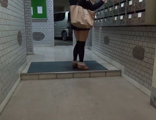 ミニスカロ〇娘を尾行