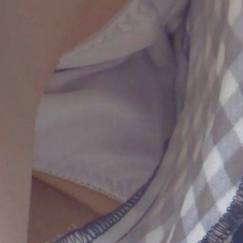パンチラ盗撮 女子大生 短パンの股間を狙って強引に白パンツ撮影