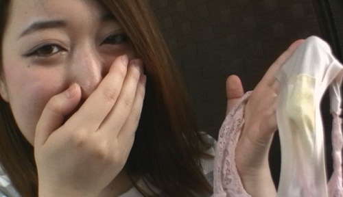 【パンツ染み】パンツの裏地には黄色ばんだ染みと出来立ての染みが…！