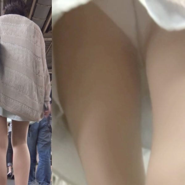 パンチラ盗撮 女子大生 水色ミニスカに白パンツ