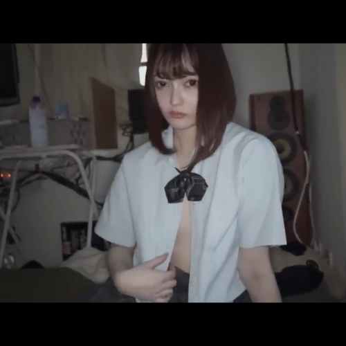 制服を着たショートカットのハーフ美少女JKが激しい手マンにイキ狂う