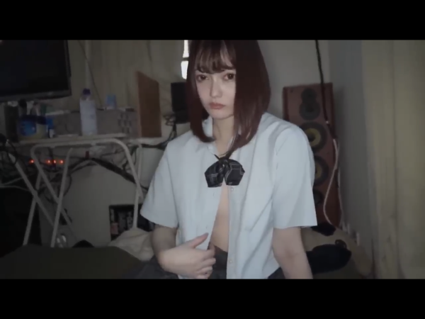 制服を着たショートカットのハーフ美少女JKが激しい手マンにイキ狂う