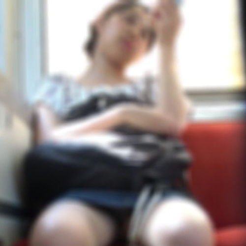 盗撮風★電車内風景★そそるウブ毛素足・・ドキドキ女子大生お姉さんパンチラ