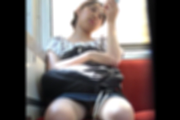 盗撮風★電車内風景★そそるウブ毛素足・・ドキドキ女子大生お姉さんパンチラ
