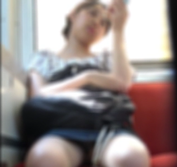 盗撮風★電車内風景★そそるウブ毛素足・・ドキドキ女子大生お姉さんパンチラ