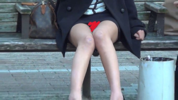ギャルのエロい生足から覗くパンチラ（1）
