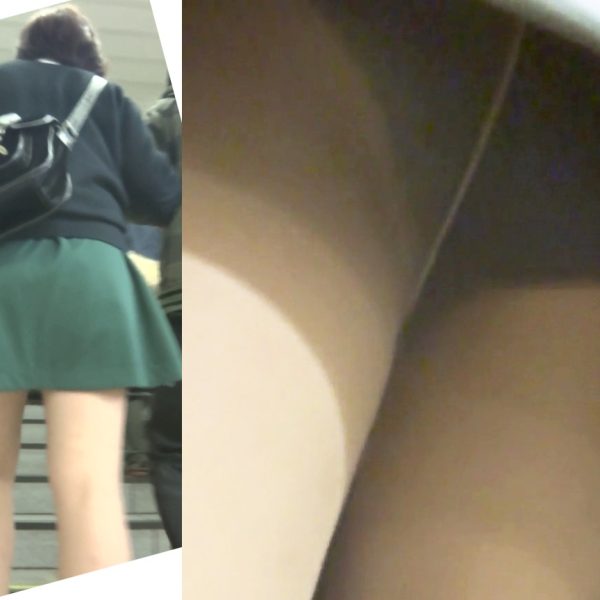 パンチラ盗撮 女子大生 階段で彼氏と腕組みしながら黒パンチラ