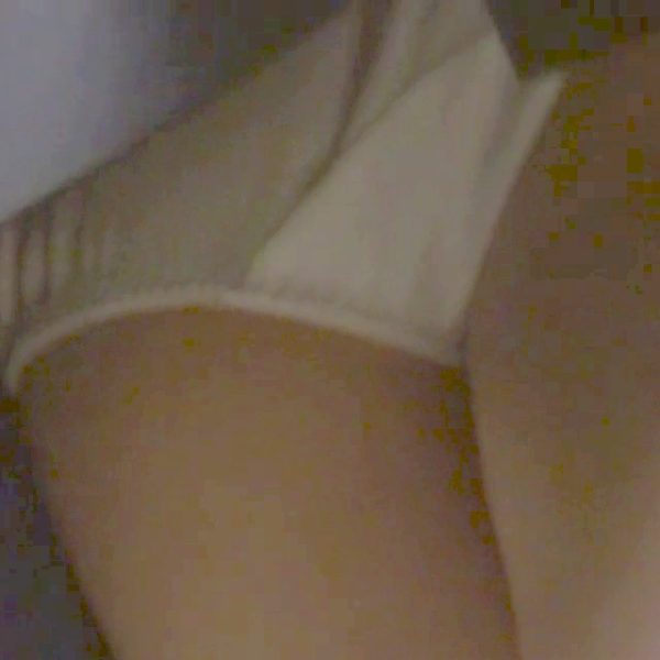 パンチラ盗撮 制服女子 エスカレーターで白パンツ