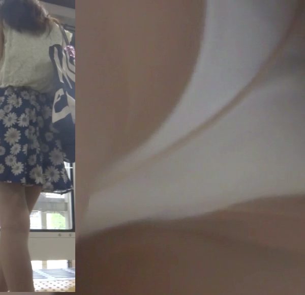 パンチラ盗撮 OLさん パンスト越しの白パンツを電車内で