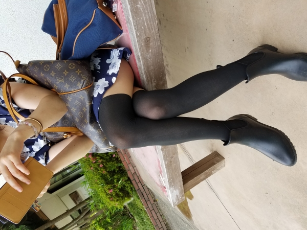 階段パンチラ　スマホ撮り♪