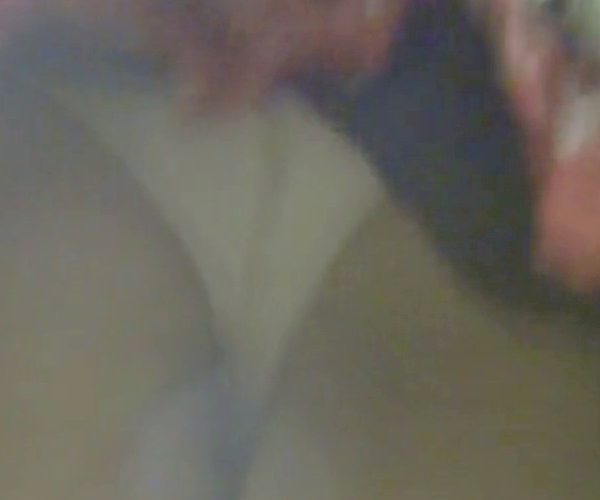 パンチラ盗撮 OLさん イチゴ柄スカートの中は白パンツ