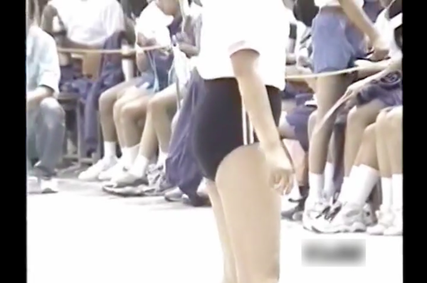 やや年長風のブルマ少女たちを凝視