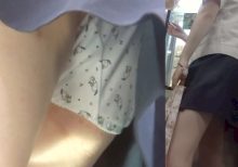パンチラ盗撮 制服女子 スヌーピー柄の白パンツをカメラに見せつけ