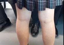 制服女子の生足考察1