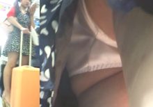 [★顔出し]パンチラ盗撮 OLさん 電車内でサテンの白パンツ発見