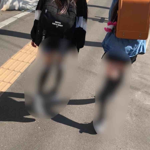 抜ける!JSのロリロリ生脚複数人??