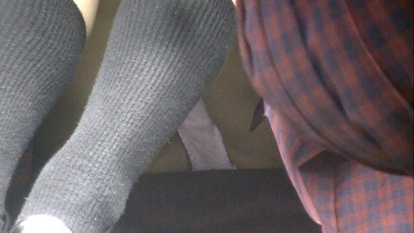 長いスカートで油断して座ってしまったJK