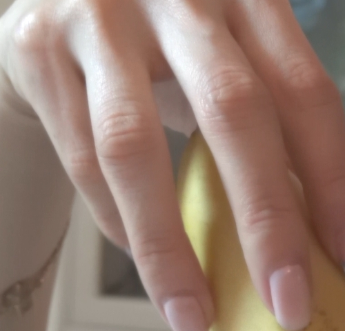 俺の彼女の手だけです。