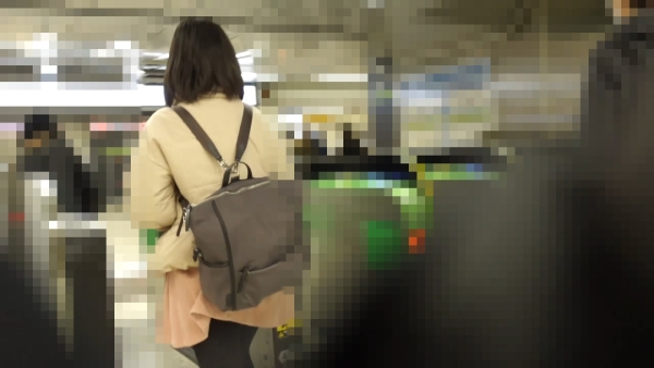 【電車痴漢】【〇リ顔美少女】【パイパンマ〇コから大量潮吹き】★アイドル顔の大胆〇リ美少女はマ〇コが開発済み！？★神回