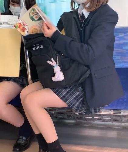 クラスで目立つグループの可愛い子の脚を眺める動画です