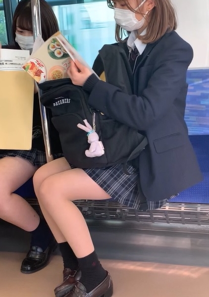 クラスで目立つグループの可愛い子の脚を眺める動画です