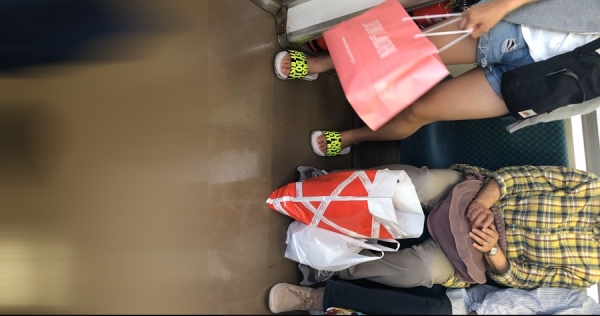 【電車対面】朝帰りの短パンに生足を露出するギャルが美味しそう【顔出し】