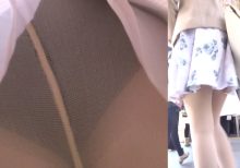 パンチラ盗撮 女子大生 黒パンツがベージュのパンストの中に