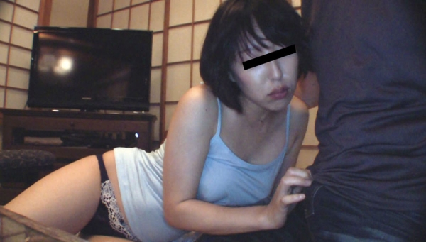 熟女【個人撮影】マジメな雰囲気の三十路妻のドMなスケベ素顔。オナニーからの失禁不倫SEXで絶叫イキ