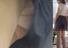 [★顔出し]パンチラ盗撮 OLさん 電車内で白パンツを無理矢理気味に撮影
