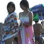 可愛いギャルの浜辺の着替え